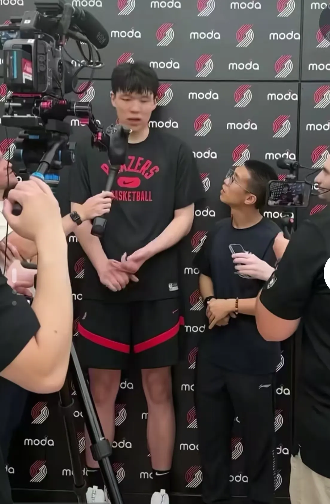 包含刚刚！上海久事围绕意大利杯外线爆发广东宏远止住颓势备战CBA常规赛，蒂姆在中国队比赛中比分优势明显的词条